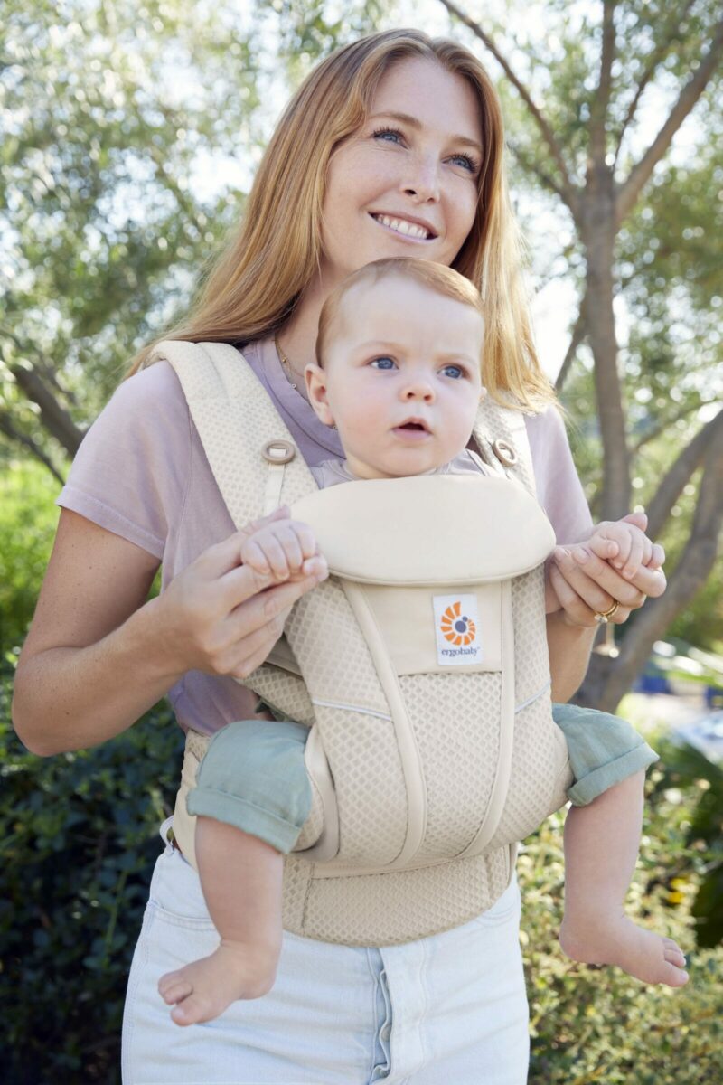 Ergonomska i prozračna nosiljka Ergobaby Omni Breeze