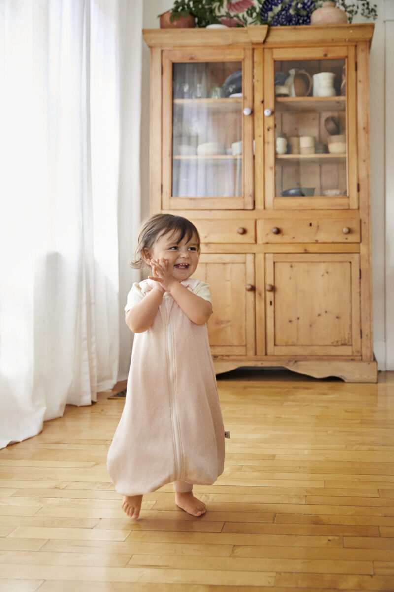 Ergobaby 2-u-1 vreća za spavanje On The Move, Mid-Weight (TOG 1.0), Pink Sand (18-36/L) - Slika 3