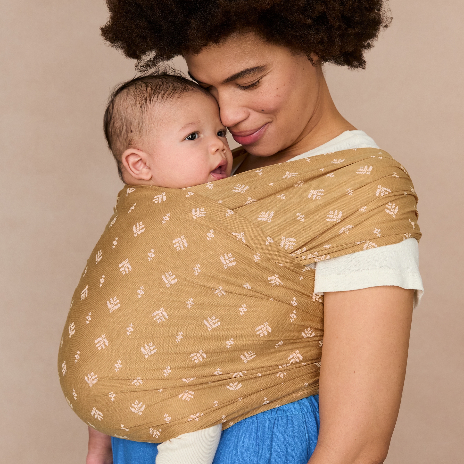 Ergobaby Aura marama Sustainable Knit - Camel Harvest - Slika 3